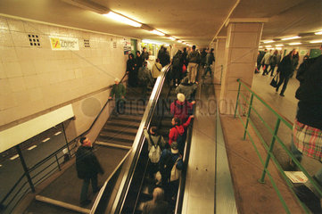 Menschen auf der Rolltreppe einer U-Bahn-Station (Berlin)