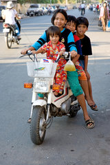 Phnom Penh  Kambodscha  Kinder fahren mit einem Mofa
