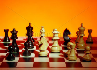 Schachfiguren auf einem Spielbrett