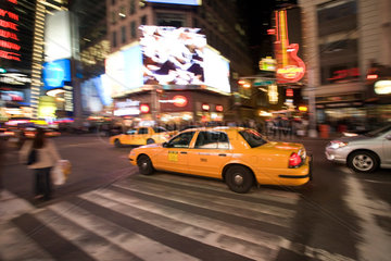 New York  naechtliche Strassenszene auf dem Times Square