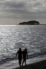Locmariaquer  Frankreich  Spaziergaenger am Strand von Pointe de Kerpenhir