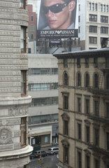 New York City  USA  Werbeplakat an einem Hochhaus nahe der 5th Avenue