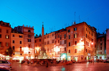 Rom  die Piazza delle Rotonda im Abendlicht