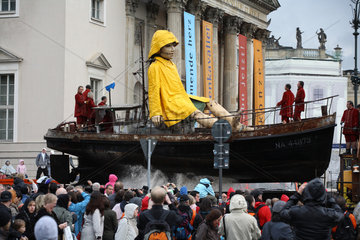 Berlin  Deutschland  die kleine Riesin im Boot vor der Staatsoper Unter den Linden