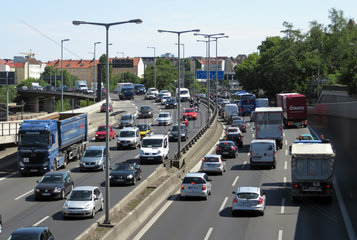 Berlin  Deutschland  Rush Hour auf der Stadtautobahn A100 in Hoehe Spandauer Damm