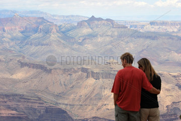 Flagstaff  USA  ein Paar steht am Rand und geniesst den Ausblick in den Grand Canyon