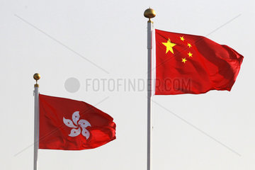 Hong Kong  China  Nationalfahne der Volksrepublik China und Laenderfahne von Hong Kong