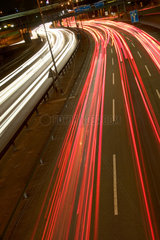 Berlin  Leuchtspuren der Autos auf der Stadtautobahn