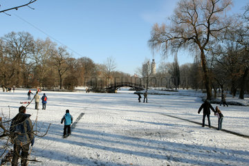 Leipzig  Deutschland  Winter im Clara-Zetkin-Park
