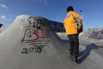 Utrecht  Niederlande  Junge traegt ein Skateboard unter dem Arm