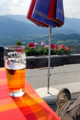 Berchtesgaden  Deutschland  Blick ins Berchtesgadener Land von einem Biergarten