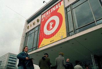 Berlin  Menschen stehen zur Berlinale um Karten an