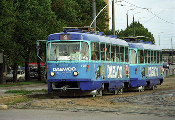 Eine Strassenbahn im Stadtzentrum von Riga  Lettland