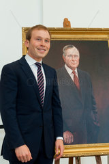 Berlin  Deutschland  Pierce Bush neben dem Ehrenbuerger-Portrait von George Bush