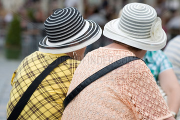 Dresden  Deutschland  zwei Frauen mit Hut sitzen auf dem Neumarkt