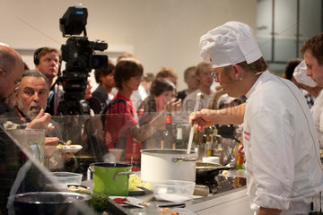 Berlin  Deutschland  Koeche kochen bei Bosch auf der IFA 2010