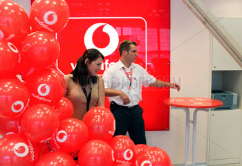 Berlin  Neueroeffnung eines Vodafone-Shops