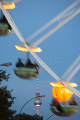 Berlin  Deutschland  Riesenrad und Heissluftballon vor dem Fernsehturm