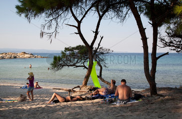Vourvourou  Griechenland  Touristen am Badestrand Karidi Beach Halbinsel Sithonia