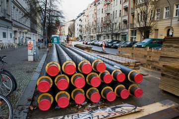 Berlin  Deutschland  Fernwaermerohre liegen an einer Baustelle auf der Stargarderstrasse
