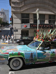 San Francisco  USA  bunt bemaltes Auto mit Blumen auf dem Dach