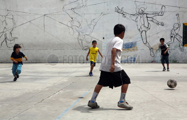 Buenos Aires  Argentinien  Kinder beim Fussballspielen in La Boca