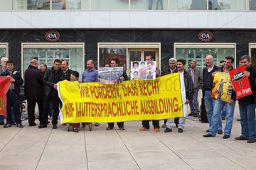 Berlin  Deutschland  kurdische Demonstranten am Alexanderplatz