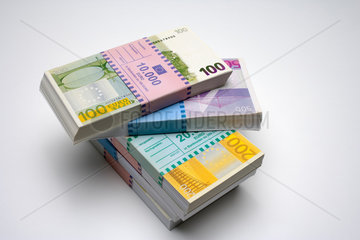 Freiburg  Deutschland  Geldstapel mit Euroscheinen