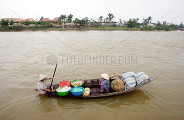 Vietnam  Baeuerinnen transportieren in einem schmalen traditionellen Boot Waren