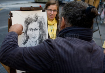 Barcelona  Spanien  Portraitzeichner auf der La Rambla