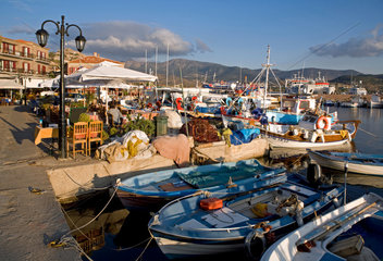 Molivos  Griechenland  Restaurant und Fischerboote am Hafen