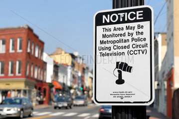 Washington  USA  Hinweisschild zur Kameraueberwachung in einer Strasse