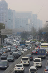 Peking  eine mehrspurige und viel befahrene Ausfallstrasse