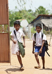 Navatkerny  Sri Lanka  zwei Schueler haben Schulschluss