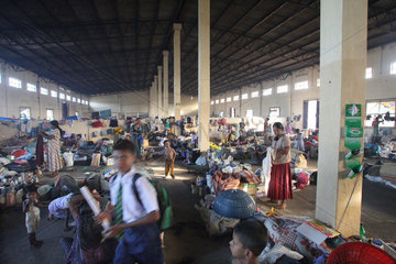 Batticaloa  Sri Lanka  in einer Fabrikhalle leben IDPs des Buergerkriegs
