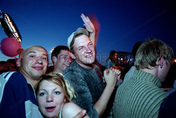 Jugendliche bei einem Strassenfest  Kaliningrad  Russland