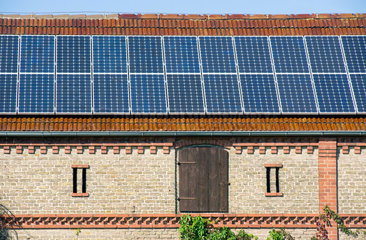 Golzow  Deutschland  Solaranlage auf dem Dach einer Scheune