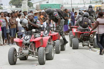 Port-au-Prince  Haiti  Polizeipraesens am Fluechtlingslager la Piste