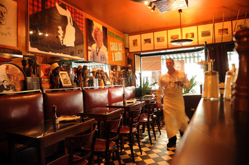 Berlin  Deutschland  Kellner in der Paris-Bar in der Kantstrasse