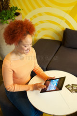 Hamburg  Deutschland  Frau sitzt mit ihrem iPad 2 in einem Cafe
