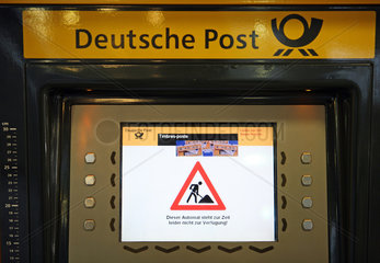 Berlin  Deutschland  kaputter Briefmarkenautomat
