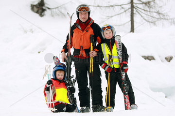 Krippenbrunn  Oesterreich  Vater mit seinen Kindern im Skiurlaub