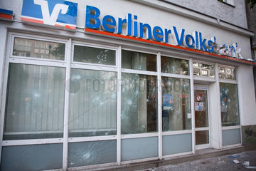 Berlin  Deutschland  kaputte Scheiben der Berliner Volksbank am 1. Mai
