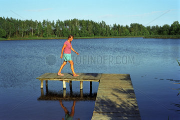 Eine Frau an einem See in der Region Suwalki  Polen