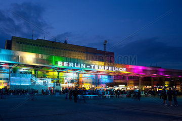 Berlin  Deutschland  Besucher der Berlin Music Week abends auf dem Flughafen Tempelhof