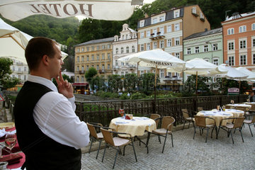Karlsbad  Tschechische Republik  Kellner vom Restaurant des Hotels Embassy