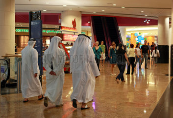 Dubai  Vereinigte Arabische Emirate  Menschen in der Mall of the Emirates