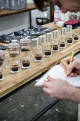 Berlin  Deutschland  Mitarbeiter im Five Elephant kontrolliert gemahlenen Kaffee