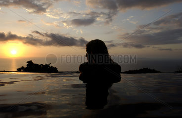 Junge Frau beobachtet den Sonnenuntergang  Costa Rica