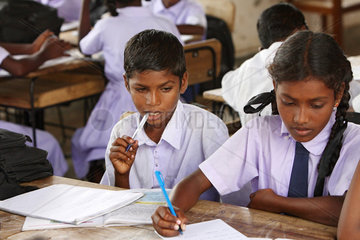 Vakarai  Sri Lanka  ein Maedchen und ein Junge in Schuluniformen in der Schule